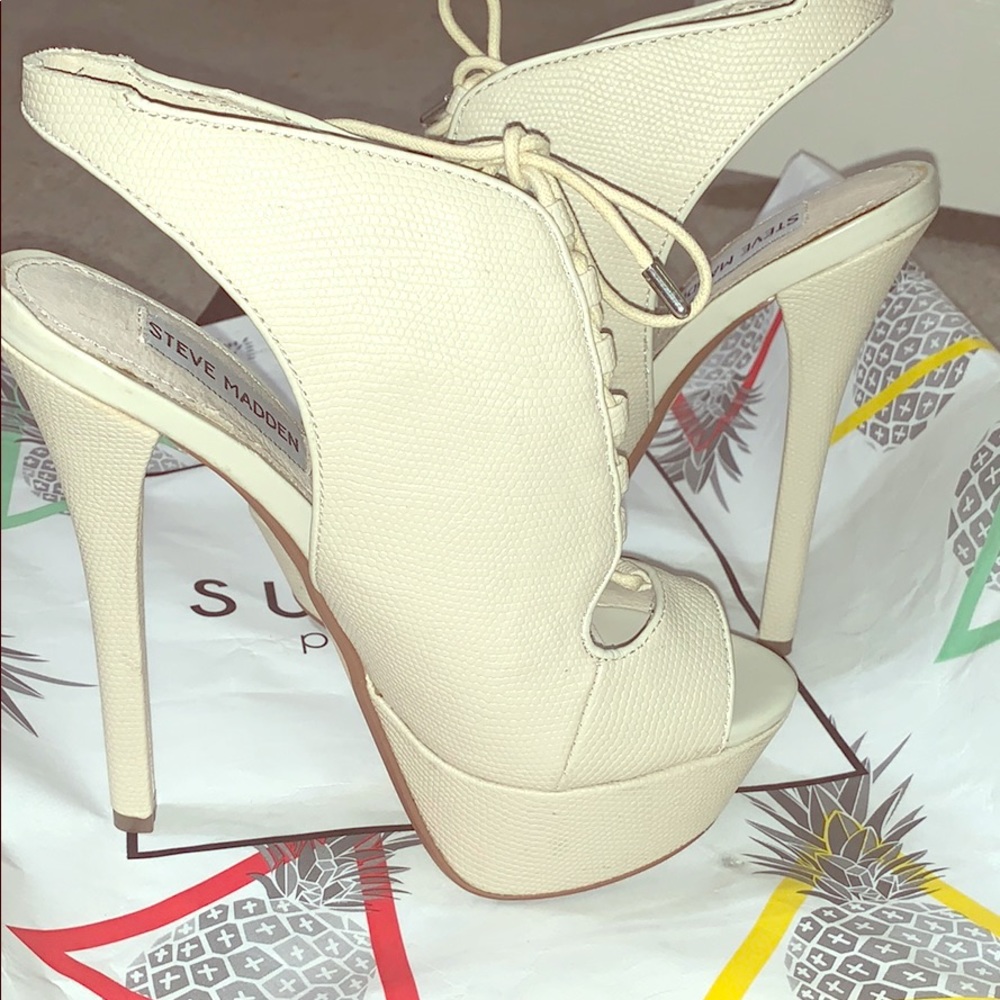 Steve Madden sz. 6  -Creme 6inch heels.